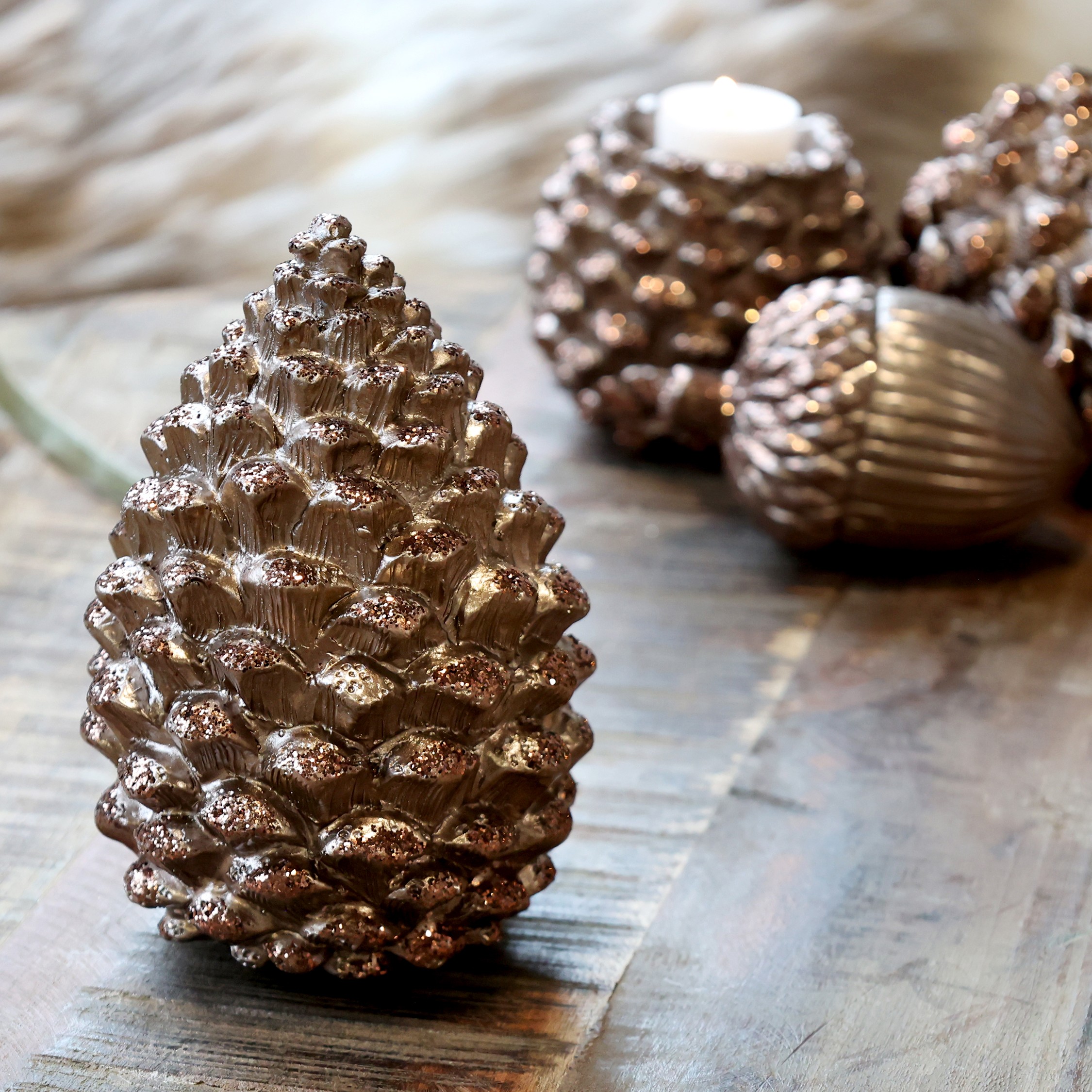 Zapfen in Mocca mit Gold-Glitzer, stehend
