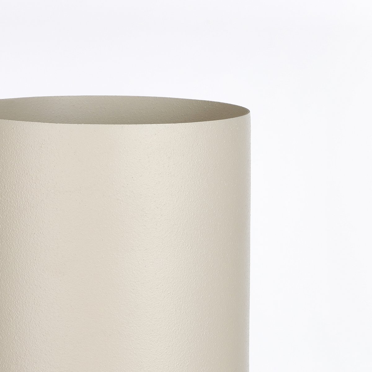 Jari Vase – L24 x B15 x H34,5 cm – Metall – gebrochenes Weiß