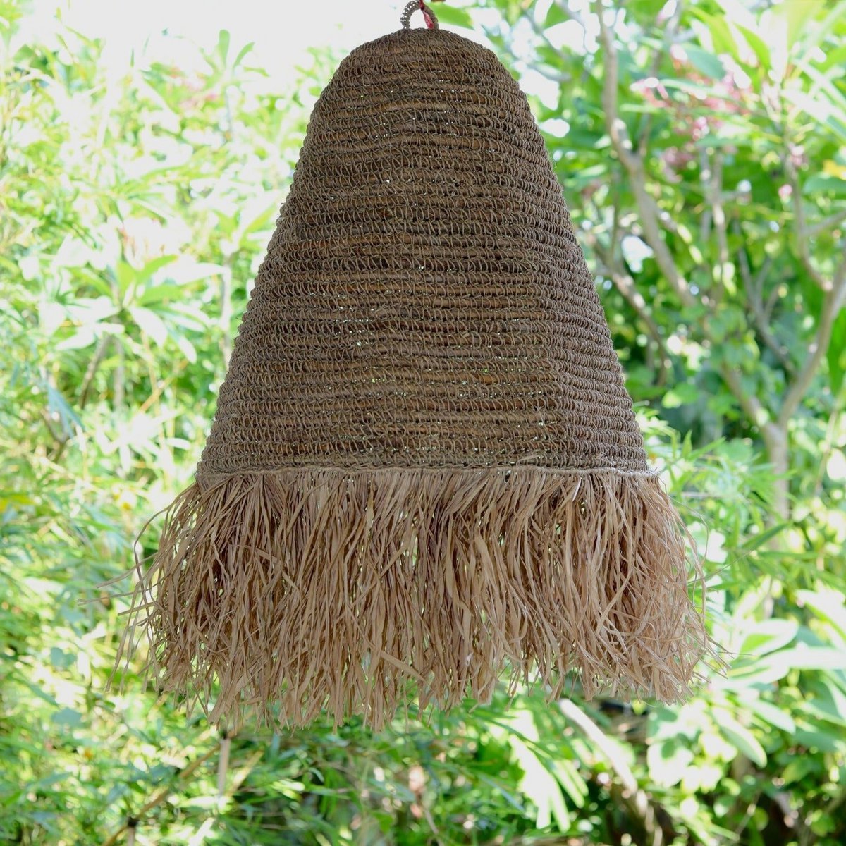 Raffia Boho Lampenschirm – Hängelampe – Pendelleuchte – handgewebte Deckenleuchte mit langen Fransen (3 Größen Ø 30/40/50 cm) KALIMA Größe: L Raffia Boho Lampenschirm – Hängelampe – Pendelleuchte – handgewebte Deckenleuchte mit langen Fransen (3 Größen Ø 30/40/50 cm) KALIMA Größe: L