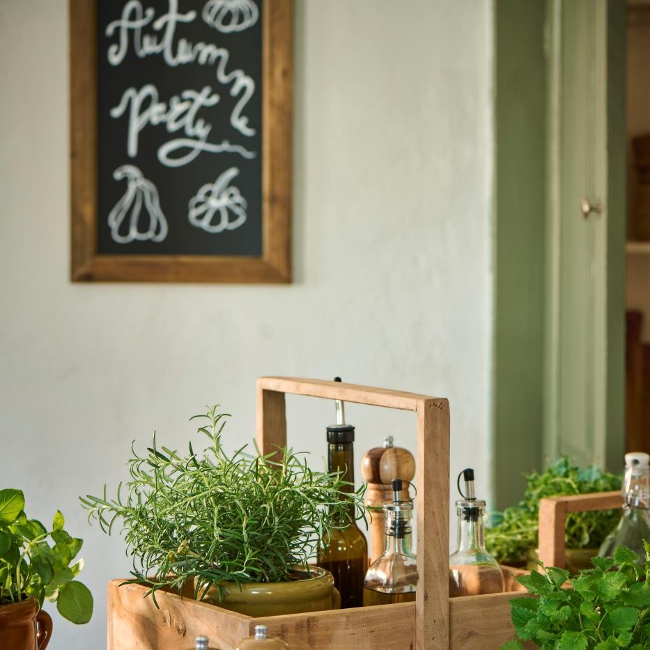 Tafel in Holzrahmen kann horizontal und vertikal hängen
