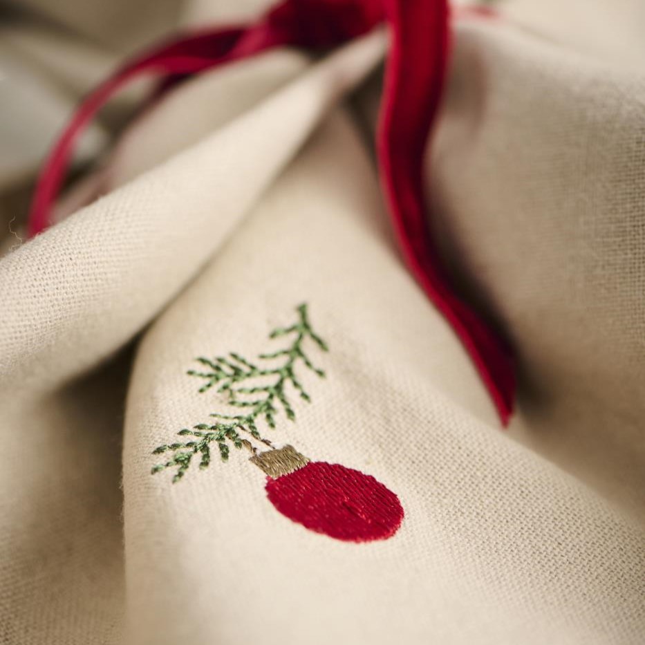 2 Stoffservietten Tradition m/Weihnachtskugel auf Tannenzweig leinenfarbig 2 Stoffservietten Tradition m/Weihnachtskugel auf Tannenzweig leinenfarbig