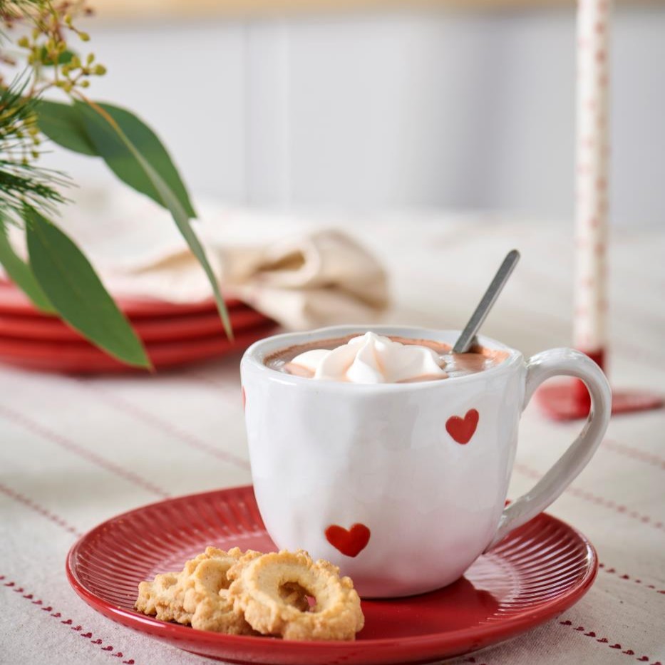 Tasse mit Henkel rote Herzen und unebene Kante