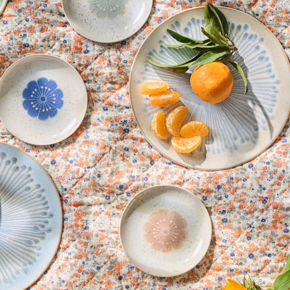 4 Tellerchen / Schalen mit Blume in der Mitte 4 Tellerchen / Schalen mit Blume in der Mitte