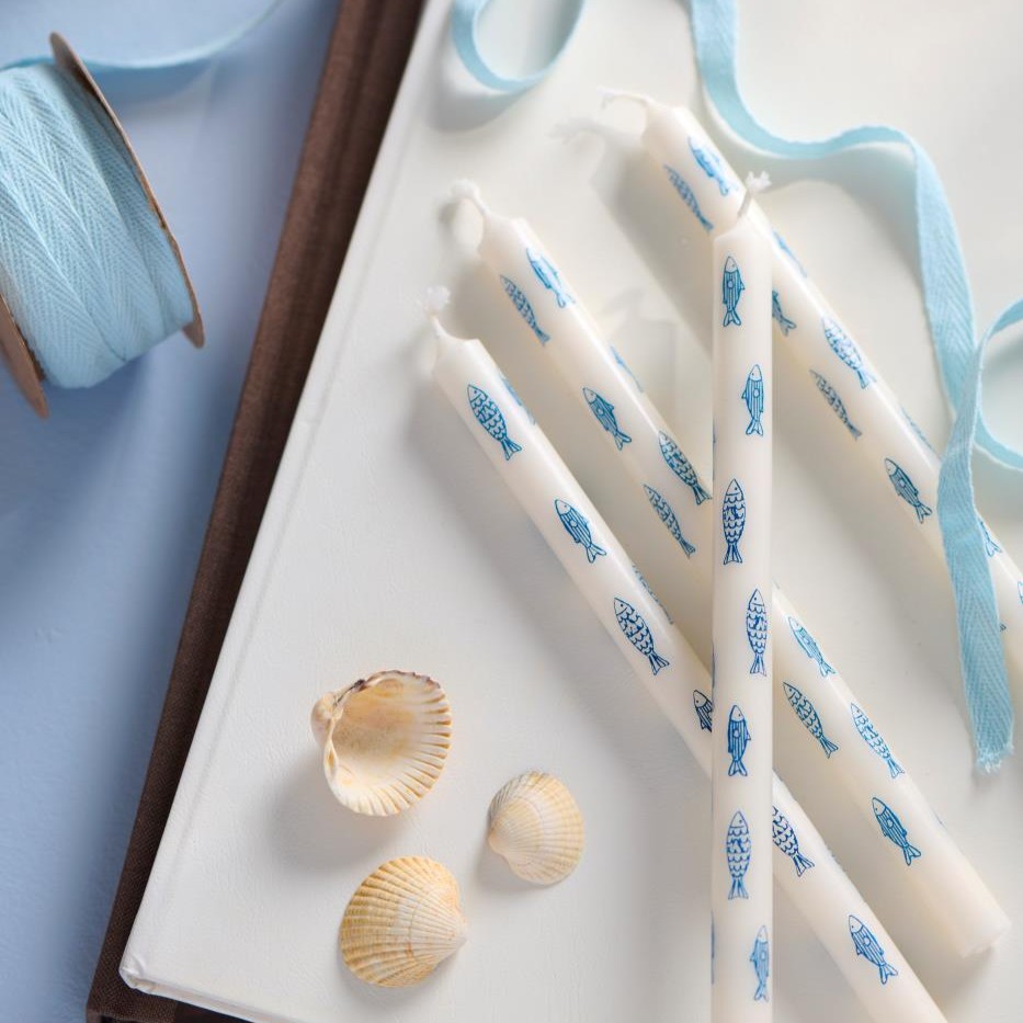 dünne lange Kerzen mit blauen Fischen, 5 Stck. dünne lange Kerzen mit blauen Fischen, 5 Stck.