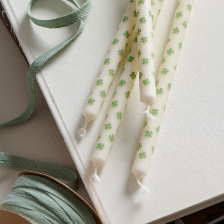 dünne lange Kerzen mit grünen Kleeblättern, 5 Stck. dünne lange Kerzen mit grünen Kleeblättern, 5 Stck.