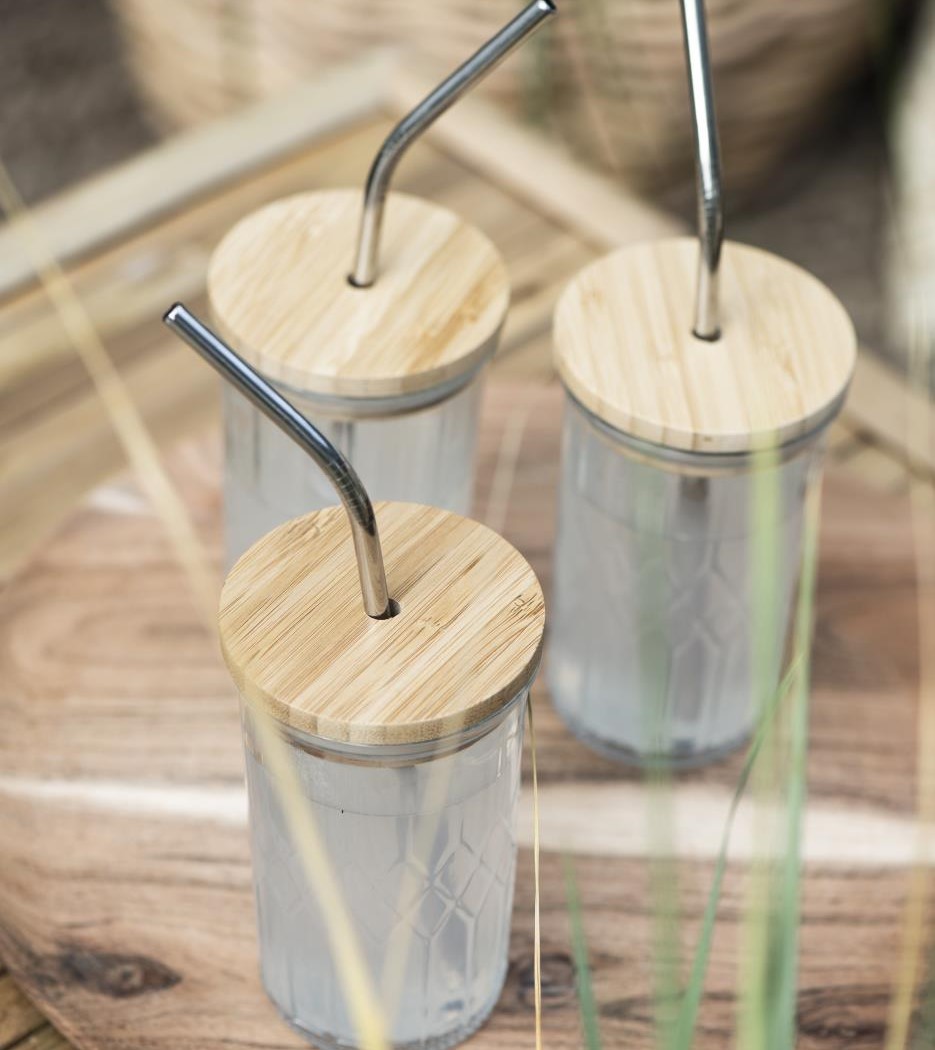 Trinkglas mit Bambusdeckel und Trinkhalm Trinkglas mit Bambusdeckel und Trinkhalm