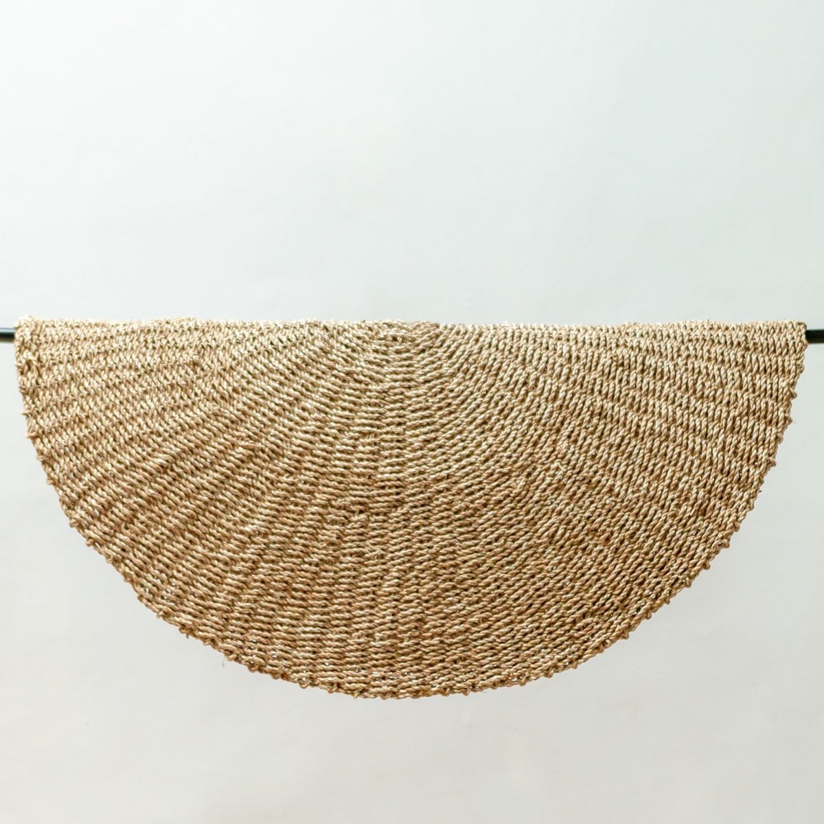 Seegrasteppich rund 100/120 cm – Teppich im Boho-Stil – runder Teppich natürlich – handgewebter beigefarbener Naturteppich (2 Größen) LOKA Größe: 120 cm Seegrasteppich rund 100/120 cm – Teppich im Boho-Stil – runder Teppich natürlich – handgewebter beigefarbener Naturteppich (2 Größen) LOKA Größe: 120 cm