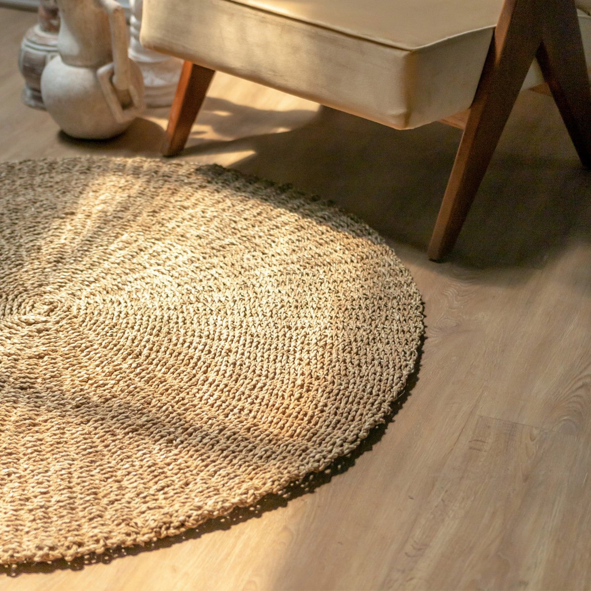 Seegrasteppich rund 100/120 cm – Teppich im Boho-Stil – runder Teppich natürlich – handgewebter beigefarbener Naturteppich (2 Größen) LOKA Größe: 120 cm Seegrasteppich rund 100/120 cm – Teppich im Boho-Stil – runder Teppich natürlich – handgewebter beigefarbener Naturteppich (2 Größen) LOKA Größe: 120 cm