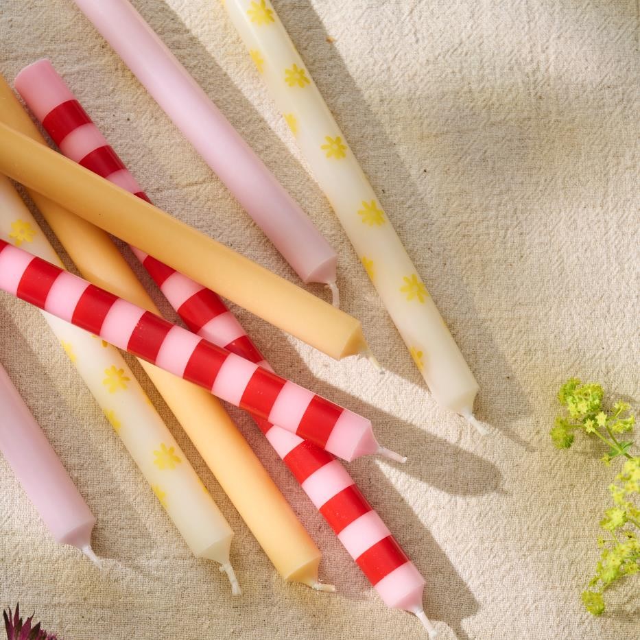 5 dünne hohe Kerzen gestreift rot/hellrosa Ø:1,3 H 20