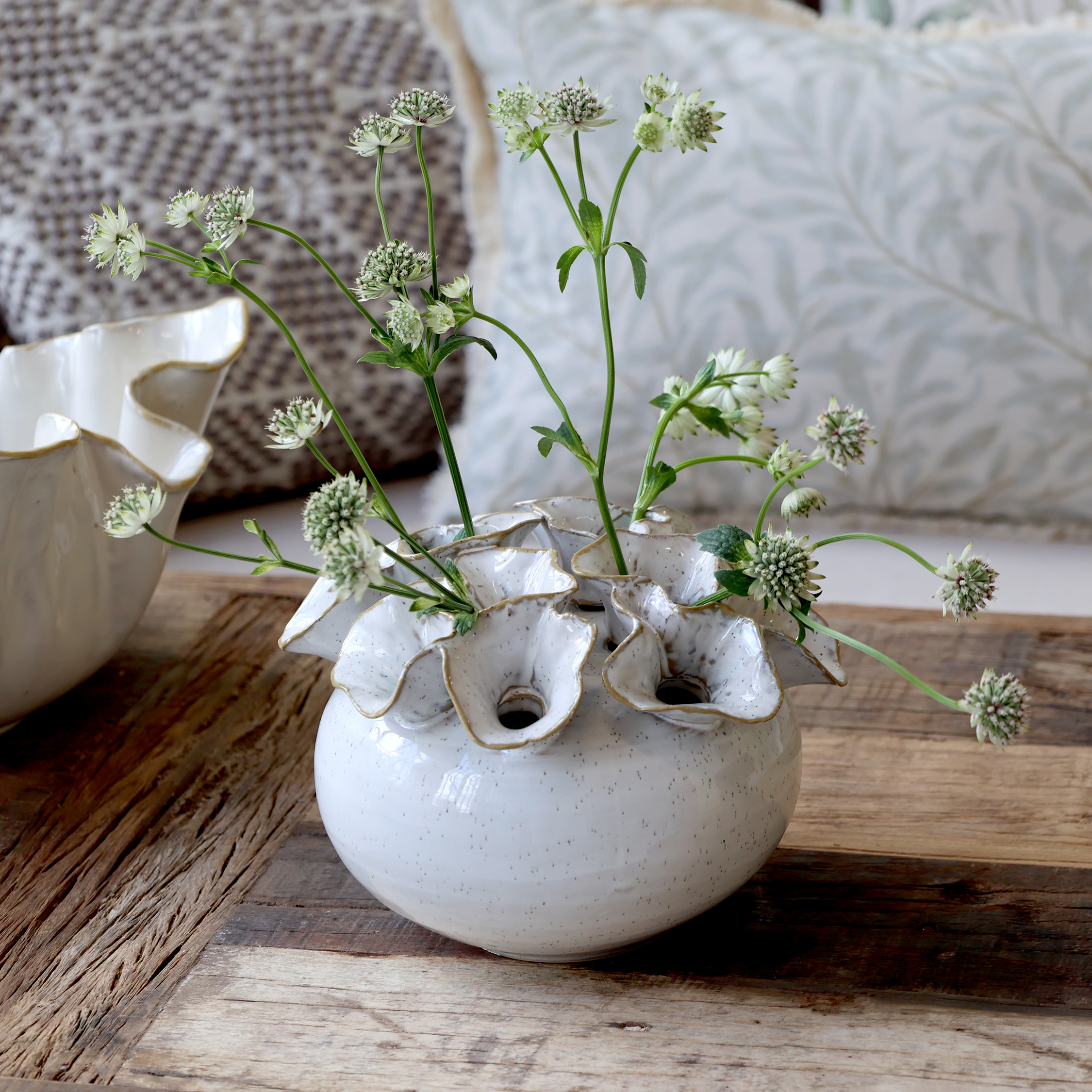Vase f/Blumen 7 eiförmige Vasen im Kreis, creme