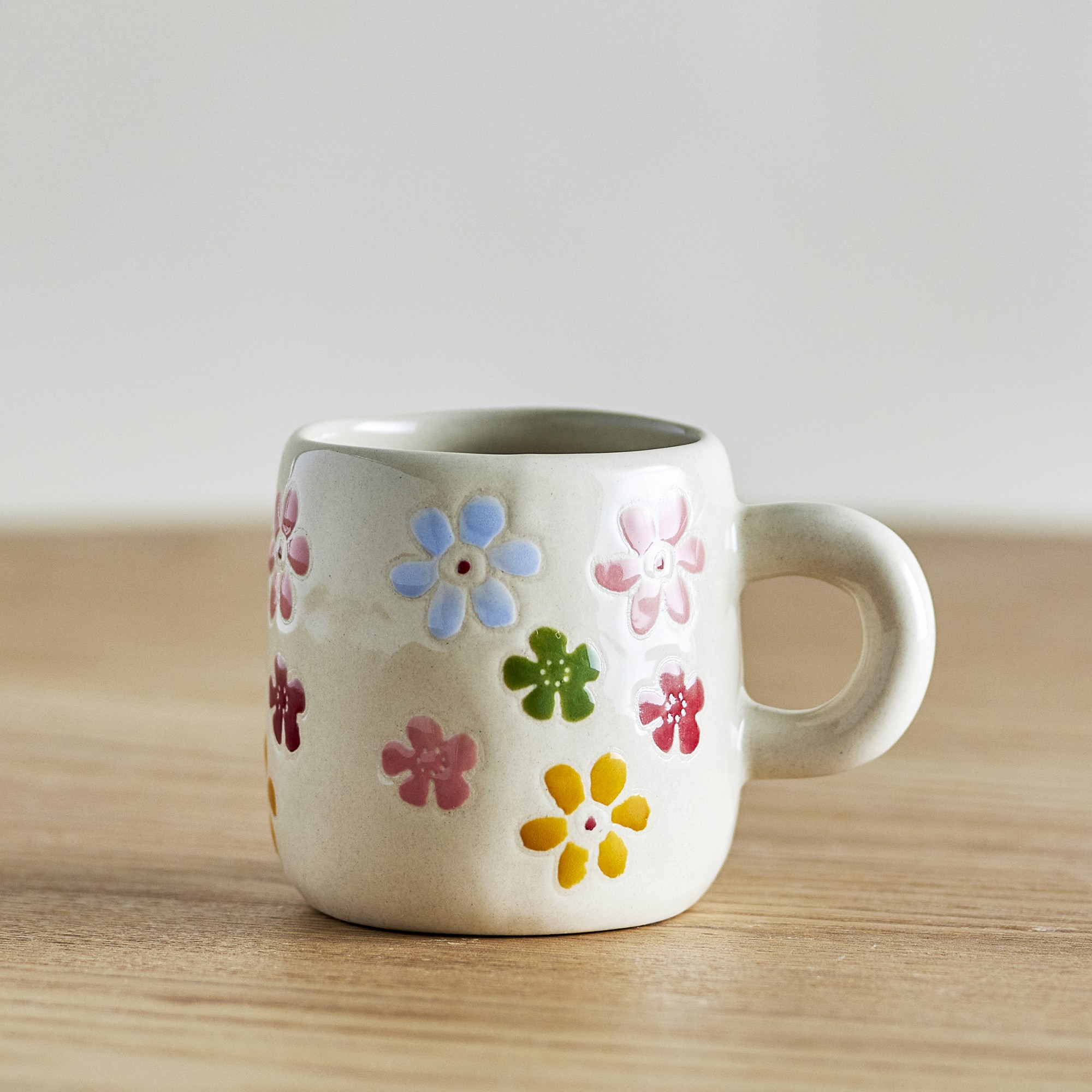 Millie Tasse mit handgemaltem Blumenmuster