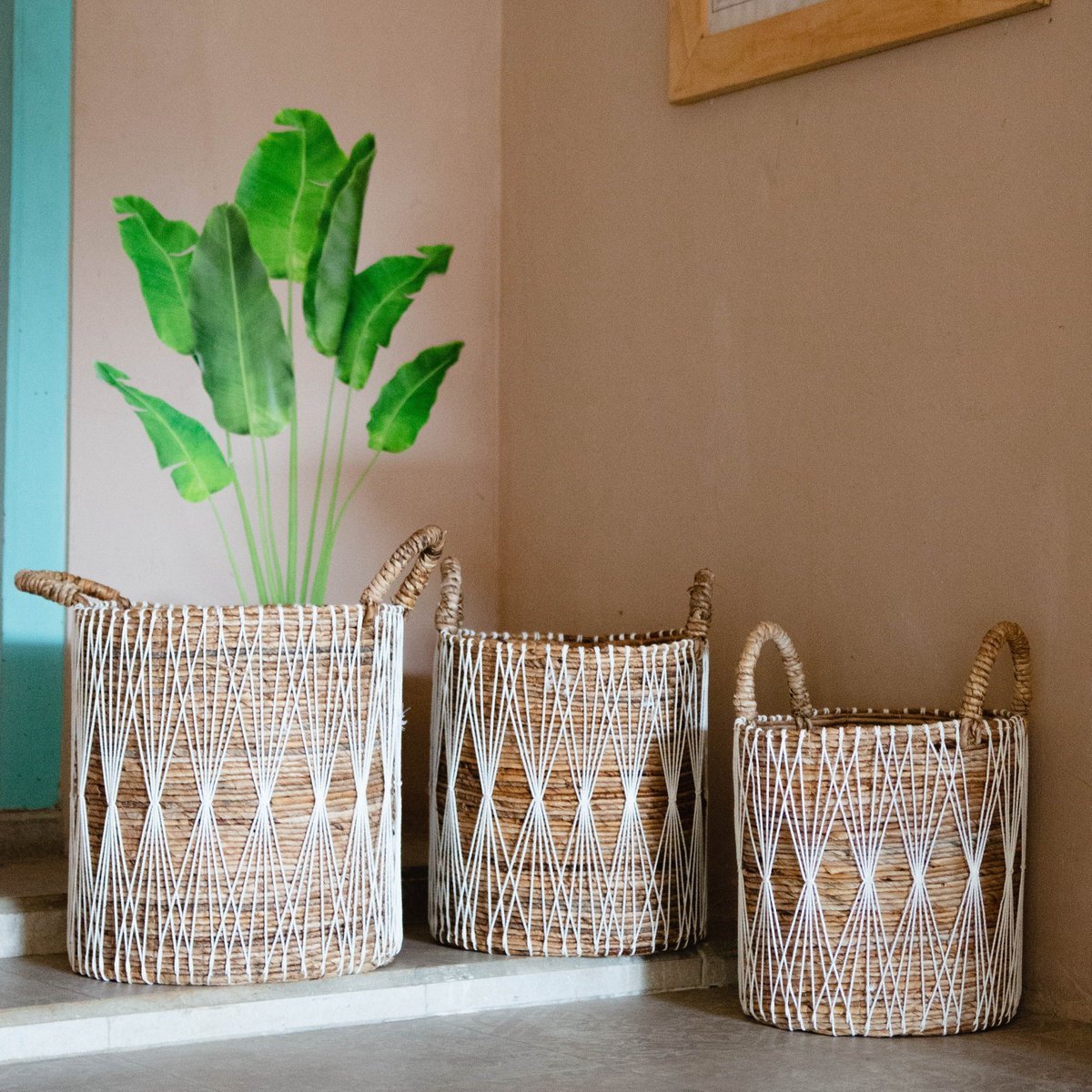 Boho Wäschekorb | Pflanzenkorb | Aufbewahrungskorb MANDURO aus Bananenfaser (3 Größen) Größe: M Boho Wäschekorb | Pflanzenkorb | Aufbewahrungskorb MANDURO aus Bananenfaser (3 Größen) Größe: M