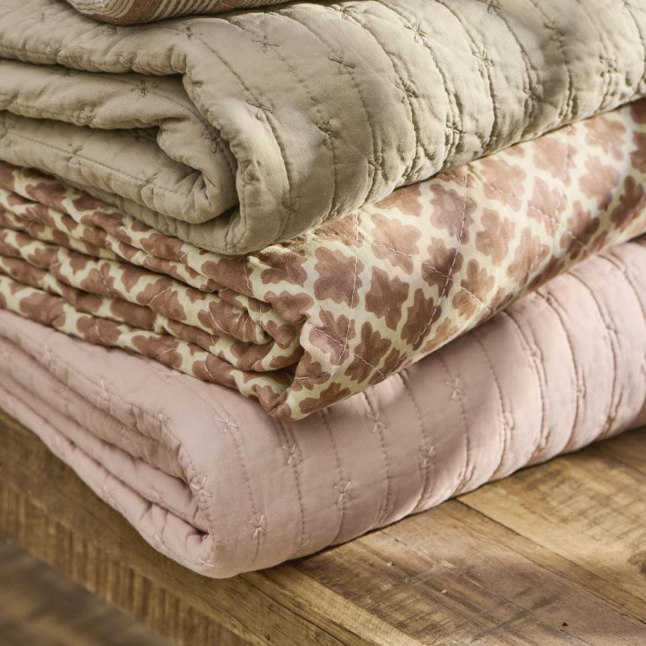 Quilt rosa m/Kreuzstichen Quilt rosa m/Kreuzstichen
