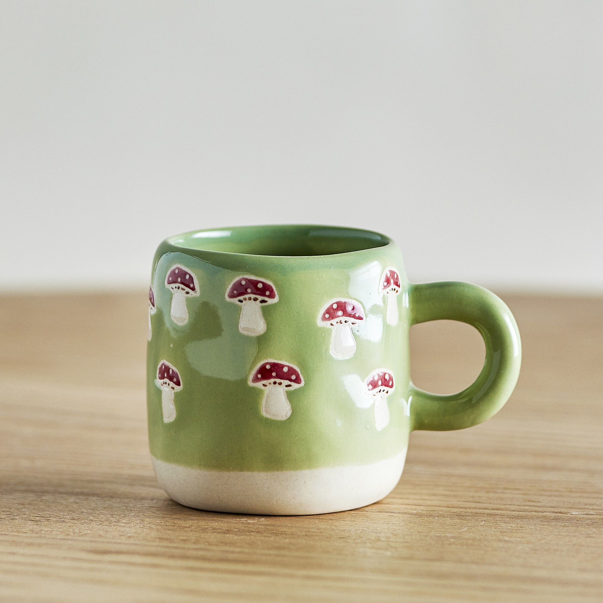 Millie Tasse mit handgemalten Pilzen
