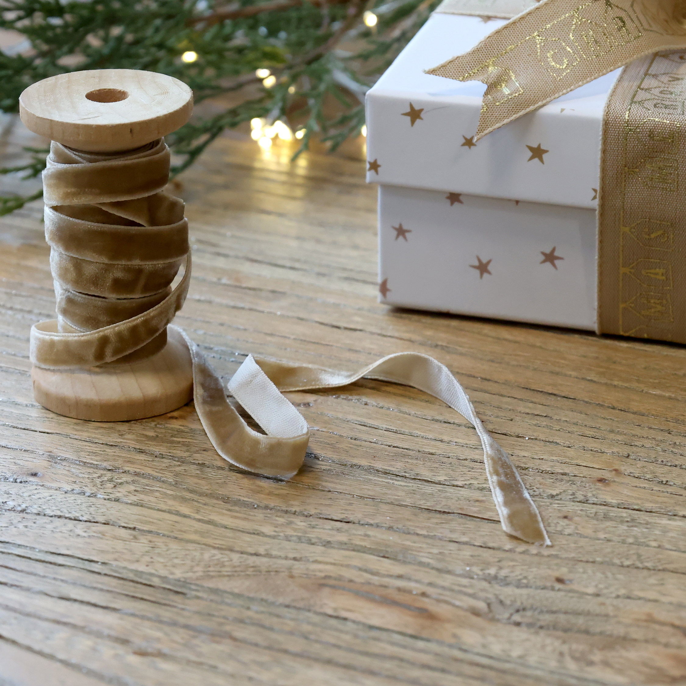 Veloursband auf Holzspule, 5 m Creme