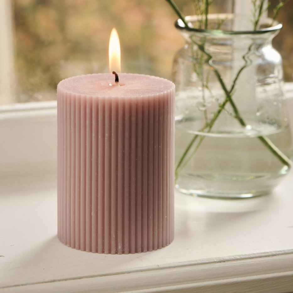 Stumpenkerze gerillt,  90 mm, Rosa Malva Stumpenkerze gerillt,  90 mm, Rosa Malva