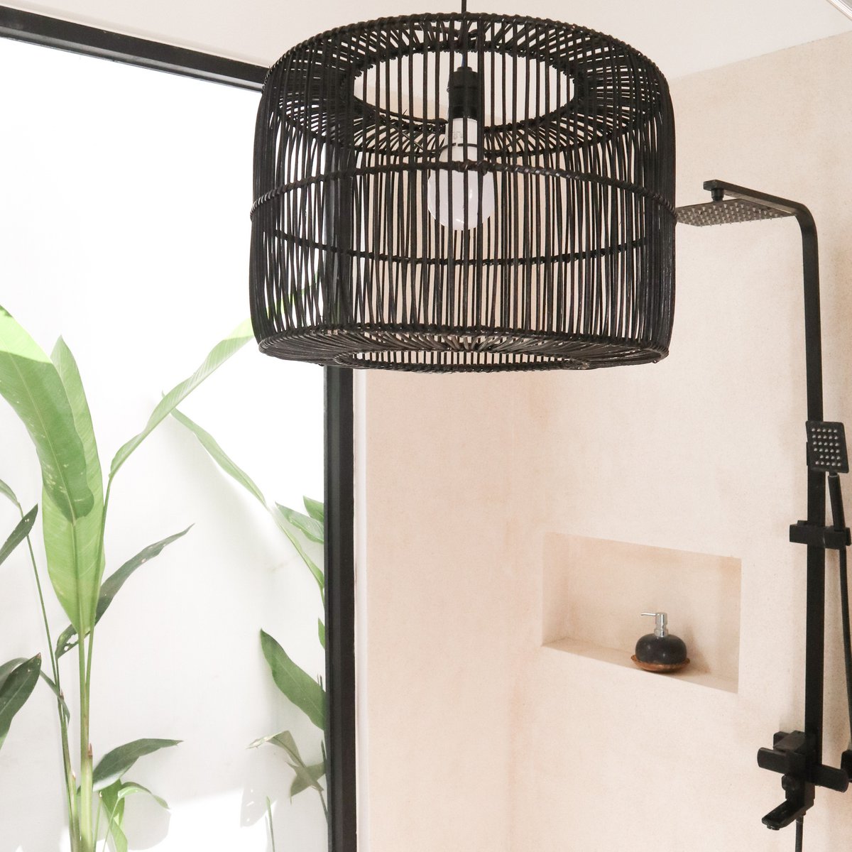 Lampenschirm Schwarzer Rattan Deckenlampenanhänger Handgefertigt aus Naturfasern LIKU (2 Größen) Größe: L Lampenschirm Schwarzer Rattan Deckenlampenanhänger Handgefertigt aus Naturfasern LIKU (2 Größen) Größe: L