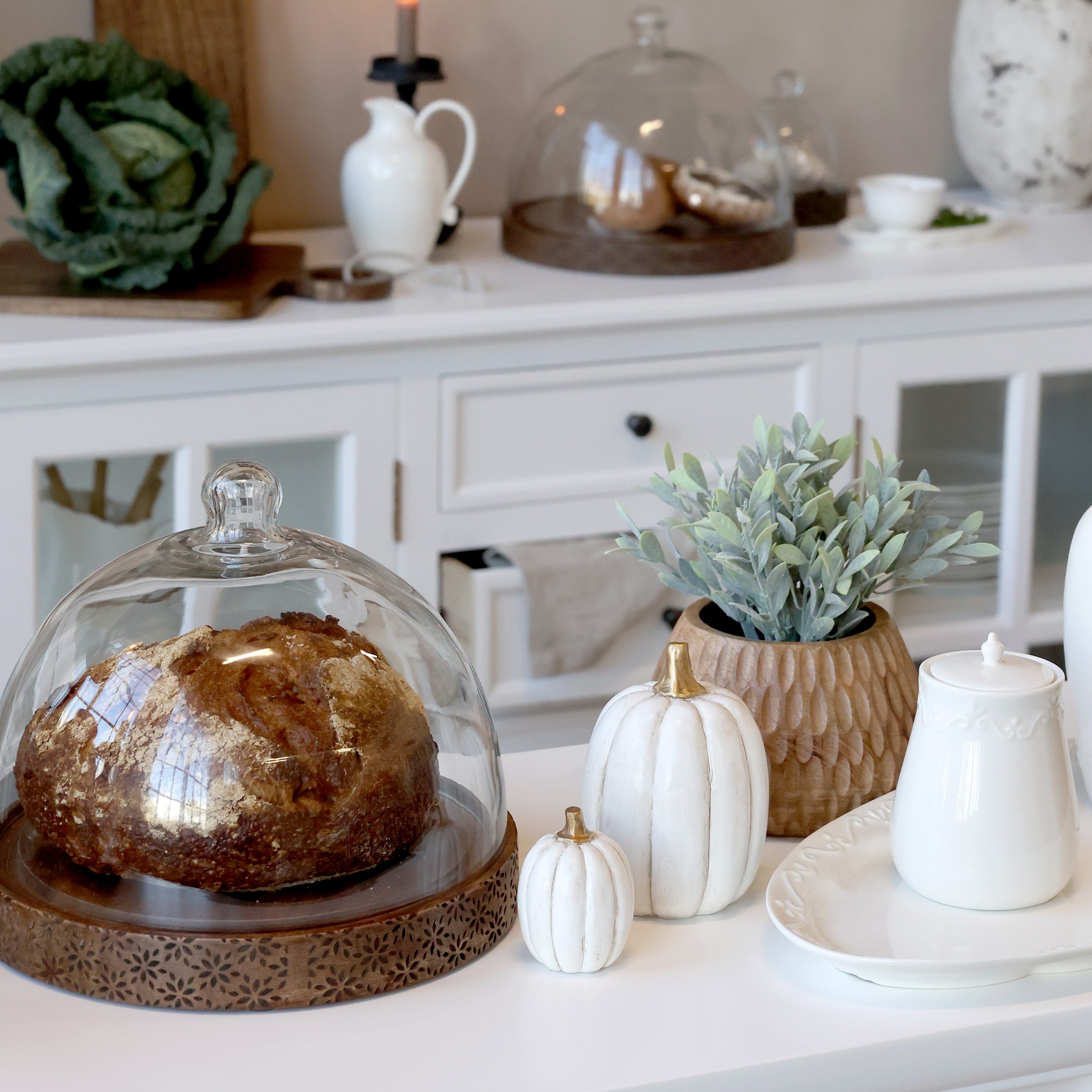 Tours Glasglocke mit geschnitzter Platte