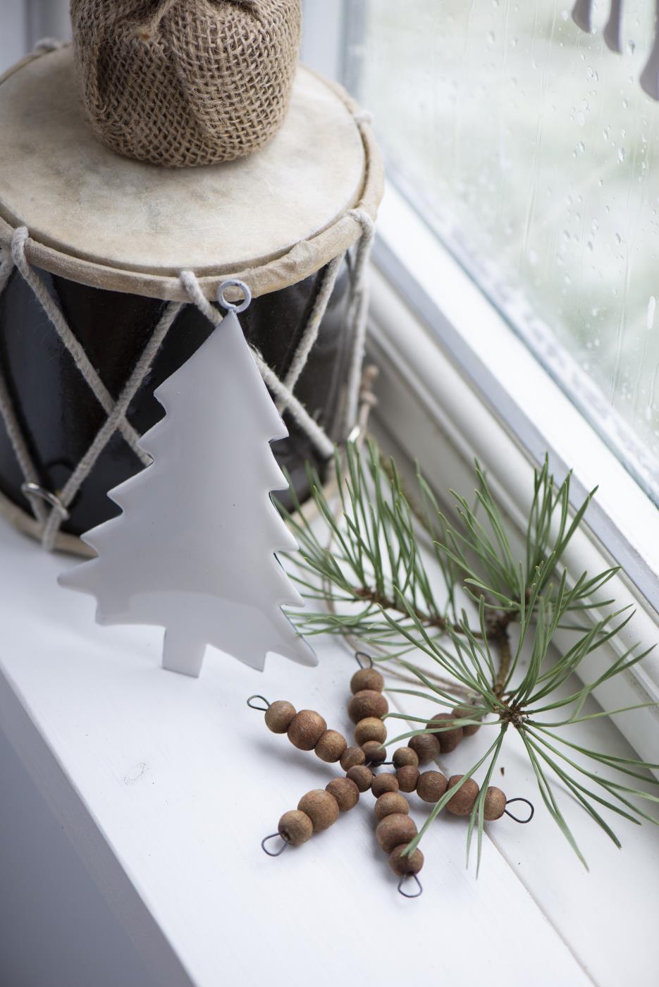 Tannenbaum zum Hängen mit Juteschnur weiß