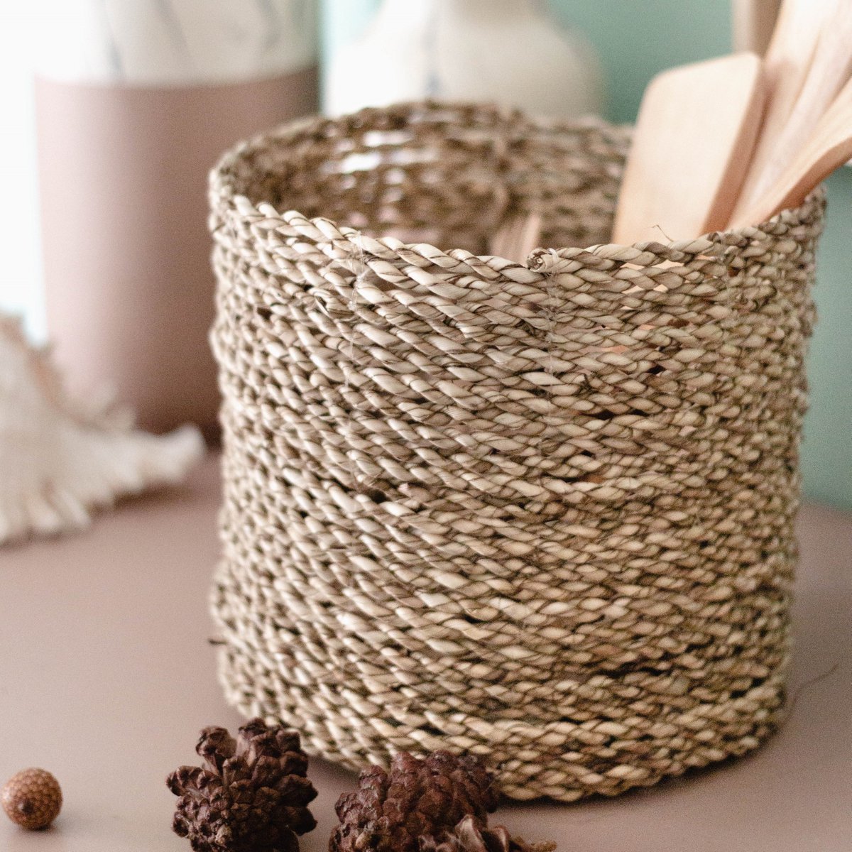 Kleiner Korb aus Seegras BHINNEKA | Pflanzenkorb | Geflochtener Boho-Korb | Pflanzer | Dekorativer Korb | Kleiner Aufbewahrungskorb | Runder Blumenkorb Größe: M Kleiner Korb aus Seegras BHINNEKA | Pflanzenkorb | Geflochtener Boho-Korb | Pflanzer | Dekorativer Korb | Kleiner Aufbewahrungskorb | Runder Blumenkorb Größe: M