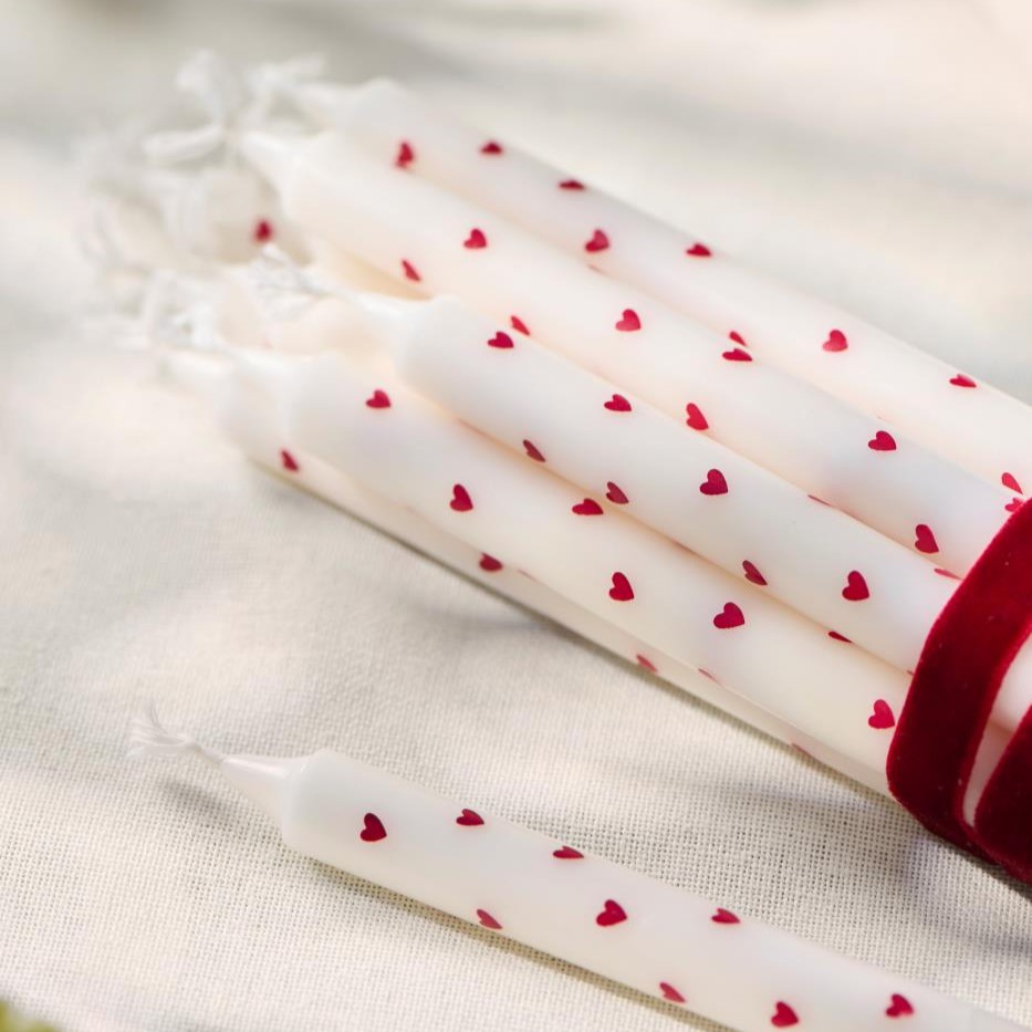 5 dünne lange Kerzen mit roten Herzen 5 dünne lange Kerzen mit roten Herzen