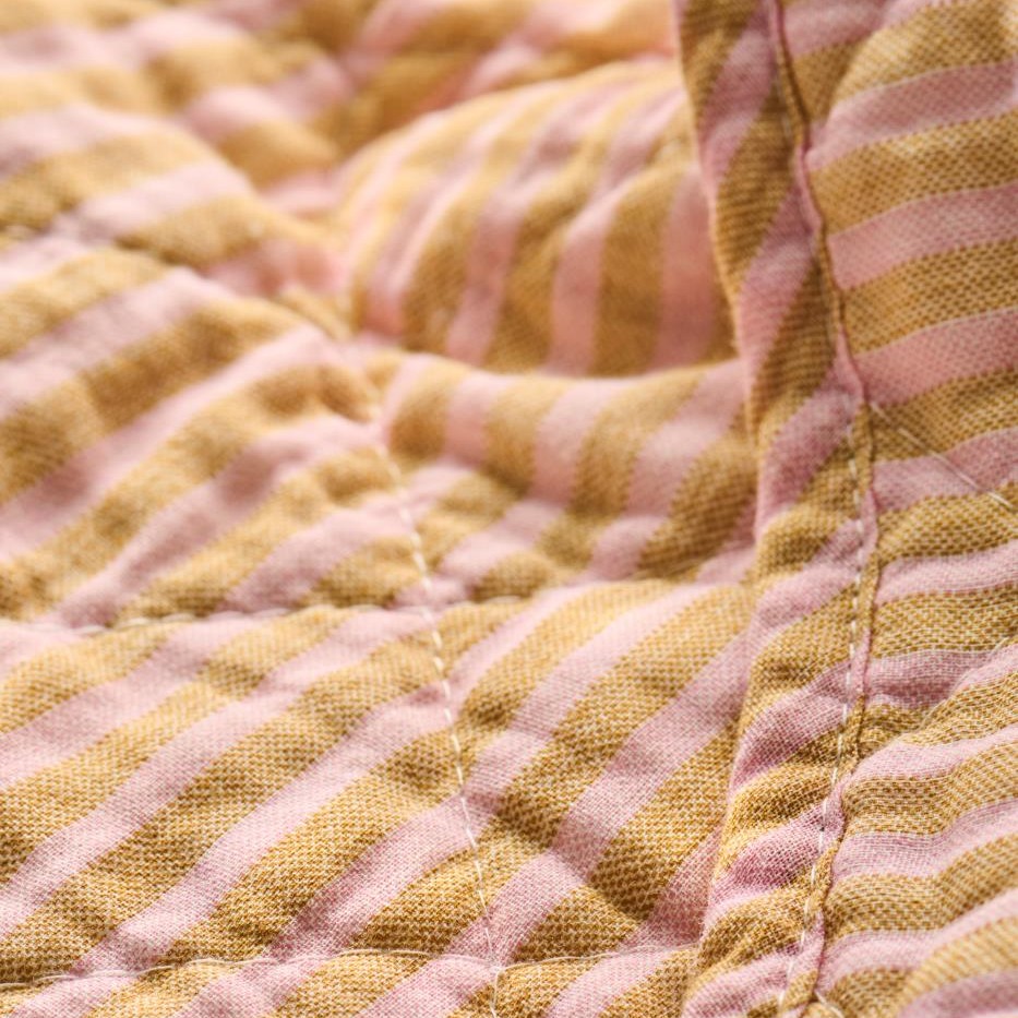 Quilt m/mustard und hellrosa schmalen Streifen